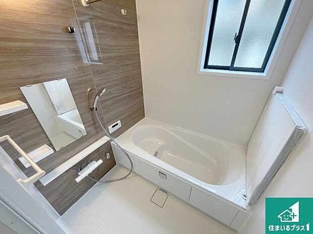 足をゆったり伸ばして寛げる浴槽です。窓が設けられていますので差し込む光が明るく穏やかな雰囲気にしてくれます♪浴室乾燥機も設置しているので、雨の日の洗濯物も安心です♪
