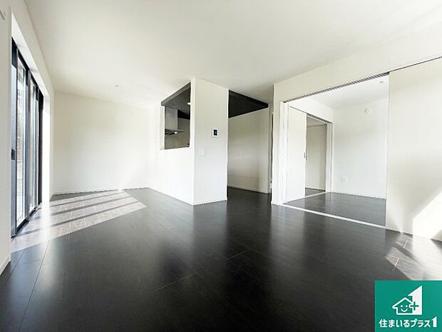 日当たり良好の明るいリビングで朝の目覚めもスッキリできそう！対面キッチンでご家族のコミュニケーションも自然と増える設計！小さなお子様が遊ぶスペースを作っても広々とくつろげるLDK！