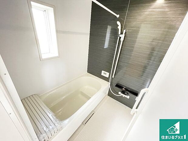 足をゆったり伸ばして寛げる浴槽です。窓が設けられていますので差し込む光が明るく穏やかな雰囲気にしてくれます♪浴室乾燥機も設置しているので、雨の日の洗濯物も安心です♪