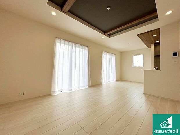 シンプルなリビングは、観葉植物等のインテリアを楽しめますね!パパ好みにも、ママ好みにも家具次第で雰囲気を変えることができます!