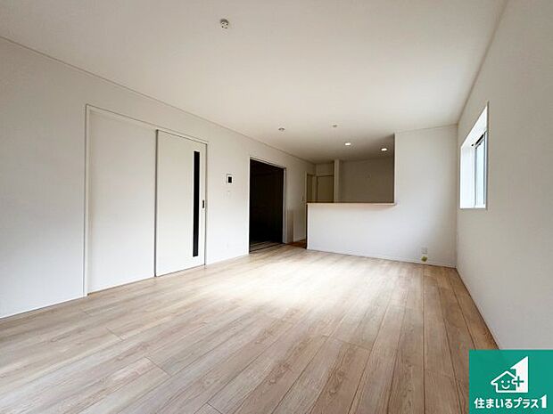 日当たり良好の明るいリビングで朝の目覚めもスッキリできそう!対面キッチンでご家族のコミュニケーションも自然と増える設計!小さなお子様が遊ぶスペースを作っても広々とくつろげるLDK!