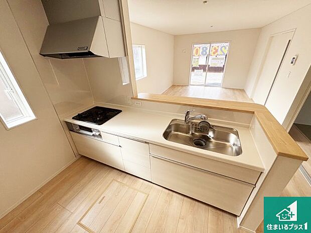 リビングと統一感があり、使い勝手のいいキッチン。広々としているので、二人並んで作業が出来ちゃいます。お子様と一緒に色々なお料理に挑戦できるスペースがあります。