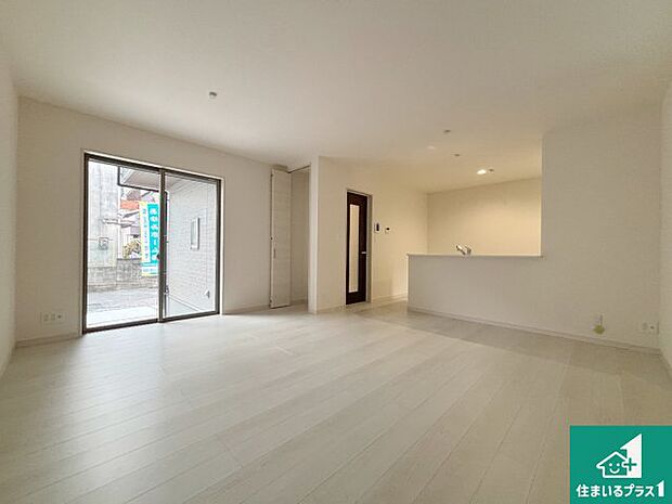 周辺は落ち着いた街並みの住宅地！子育てがしやすい住環境です！まだ未完成ですが、現地でしかわからない事もございます。是非一度ご覧ください。