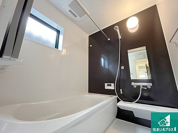 足をゆったり伸ばして寛げる浴槽です。窓が設けられていますので差し込む光が明るく穏やかな雰囲気にしてくれます♪浴室乾燥機も設置しているので、雨の日の洗濯物も安心です♪