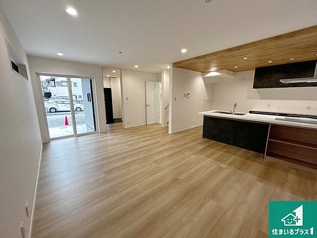 日当たり良好の明るいリビングで朝の目覚めもスッキリできそう！対面キッチンでご家族のコミュニケーションも自然と増える設計！小さなお子様が遊ぶスペースを作っても広々とくつろげるLDK！