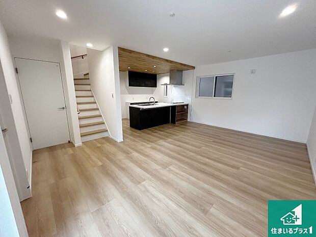 シンプルなリビングは、観葉植物等のインテリアを楽しめますね！パパ好みにも、ママ好みにも家具次第で雰囲気を変えることができます！