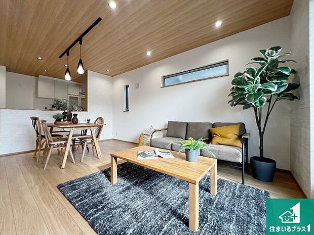 日当たり良好の明るいリビングで朝の目覚めもスッキリできそう！対面キッチンでご家族のコミュニケーションも自然と増える設計！小さなお子様が遊ぶスペースを作っても広々とくつろげるLDK！