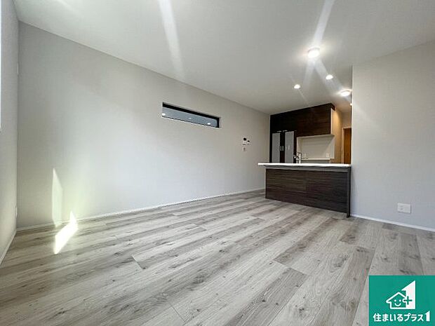 シンプルなリビングは、観葉植物等のインテリアを楽しめますね！パパ好みにも、ママ好みにも家具次第で雰囲気を変えることができます！