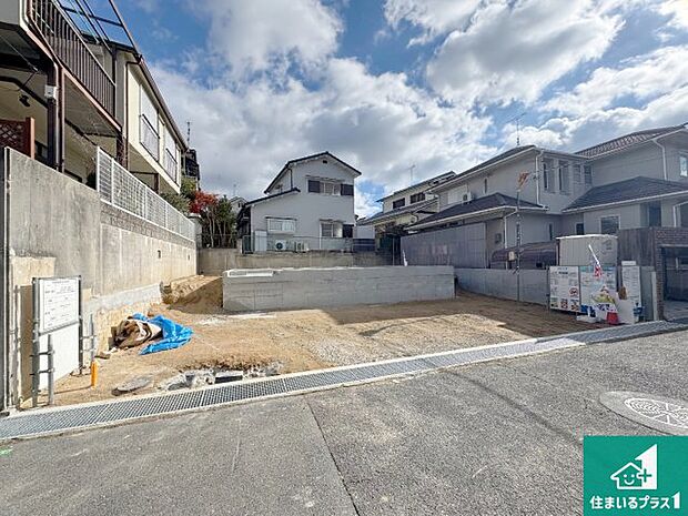 周辺は落ち着いた街並みの住宅地!子育てがしやすい住環境です!まだ未完成ですが、現地でしかわからない事もございます。是非一度ご覧ください。