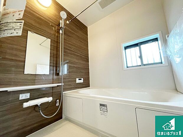 足をゆったり伸ばして寛げる浴槽です。窓が設けられていますので差し込む光が明るく穏やかな雰囲気にしてくれます♪浴室乾燥機も設置しているので、雨の日の洗濯物も安心です♪