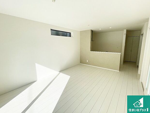 シンプルなリビングは、観葉植物等のインテリアを楽しめますね！パパ好みにも、ママ好みにも家具次第で雰囲気を変えることができます！