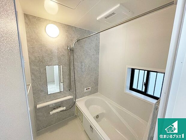 足をゆったり伸ばして寛げる浴槽です。窓が設けられていますので差し込む光が明るく穏やかな雰囲気にしてくれます♪浴室乾燥機も設置しているので、雨の日の洗濯物も安心です♪