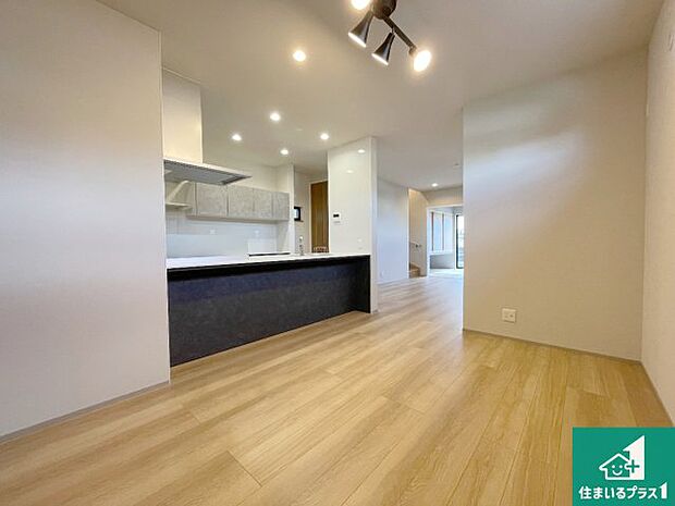 日当たり良好の明るいリビングで朝の目覚めもスッキリできそう!対面キッチンでご家族のコミュニケーションも自然と増える設計!小さなお子様が遊ぶスペースを作っても広々とくつろげるLDK!