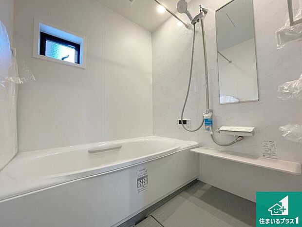 足をゆったり伸ばして寛げる浴槽です。窓が設けられていますので差し込む光が明るく穏やかな雰囲気にしてくれます♪浴室乾燥機も設置しているので、雨の日の洗濯物も安心です♪