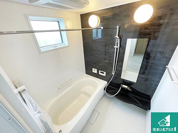 足をゆったり伸ばして寛げる浴槽です。窓が設けられていますので差し込む光が明るく穏やかな雰囲気にしてくれます♪浴室乾燥機も設置しているので、雨の日の洗濯物も安心です♪