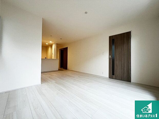 シンプルなリビングは、観葉植物等のインテリアを楽しめますね！パパ好みにも、ママ好みにも家具次第で雰囲気を変えることができます！