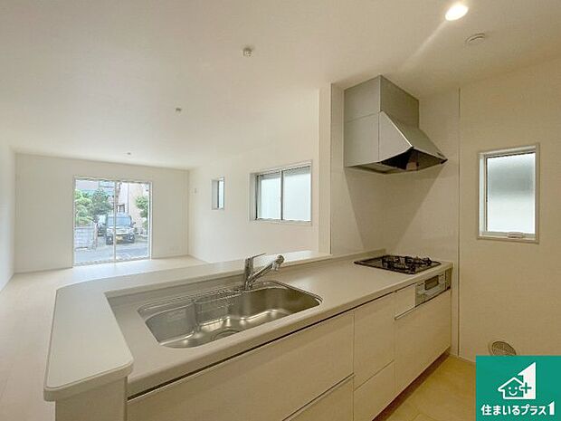 明るいリビングで朝の目覚めもスッキリできそう!対面キッチンでご家族のコミュニケーションも自然と増える設計!小さなお子様が遊ぶスペースを作っても広々とくつろげるLDK!