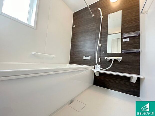 足をゆったり伸ばして寛げる浴槽です。窓が設けられていますので差し込む光が明るく穏やかな雰囲気にしてくれます♪浴室乾燥機も設置しているので、雨の日の洗濯物も安心です♪