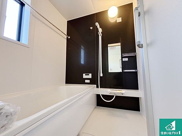 足をゆったり伸ばして寛げる浴槽です。窓が設けられていますので差し込む光が明るく穏やかな雰囲気にしてくれます♪浴室乾燥機も設置しているので、雨の日の洗濯物も安心です♪