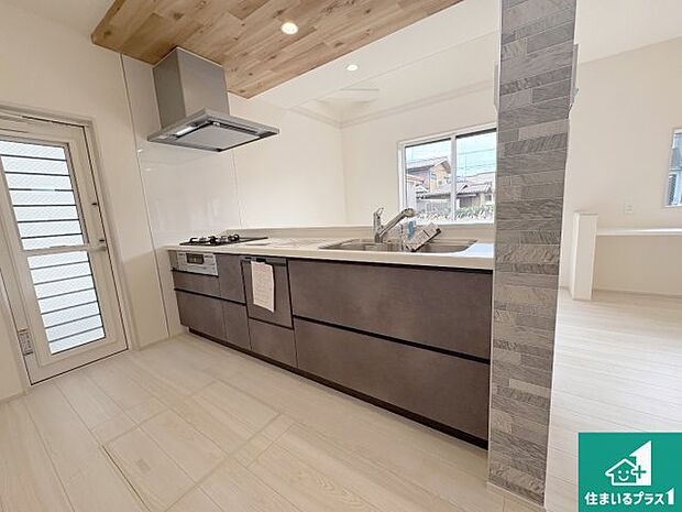 リビングと統一感があり、使い勝手のいいキッチン。広々としているので、二人並んで作業が出来ちゃいます。お子様と一緒に色々なお料理に挑戦できるスペースがあります。