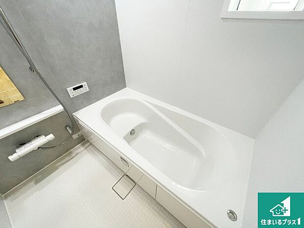 足をゆったり伸ばして寛げる浴槽です。窓が設けられていますので差し込む光が明るく穏やかな雰囲気にしてくれます♪浴室乾燥機も設置しているので、雨の日の洗濯物も安心です♪