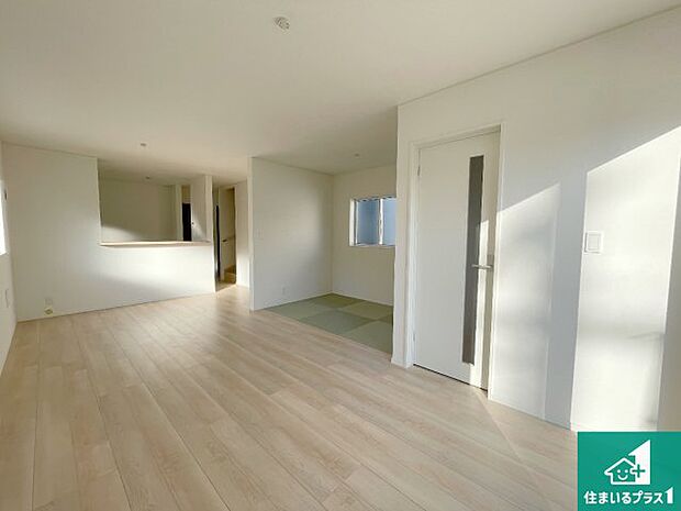 シンプルなリビングは、観葉植物等のインテリアを楽しめますね!パパ好みにも、ママ好みにも家具次第で雰囲気を変えることができます!