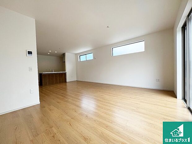 日当たり良好の明るいリビングで朝の目覚めもスッキリできそう！対面キッチンでご家族のコミュニケーションも自然と増える設計！小さなお子様が遊ぶスペースを作っても広々とくつろげるLDK！