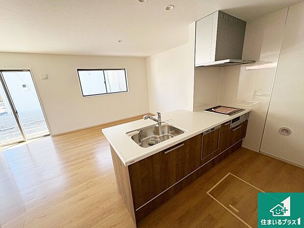 リビングと統一感があり、使い勝手のいいキッチン。広々としているので、二人並んで作業が出来ちゃいます。お子様と一緒に色々なお料理に挑戦できるスペースがあります。