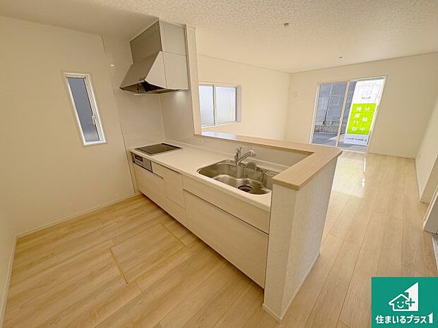 リビングと統一感があり、使い勝手のいいキッチン。広々としているので、二人並んで作業が出来ちゃいます。お子様と一緒に色々なお料理に挑戦できるスペースがあります。