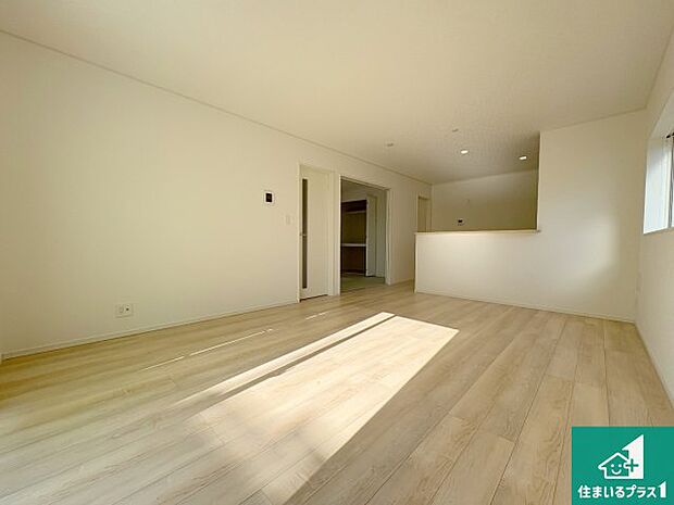 シンプルなリビングは、観葉植物等のインテリアを楽しめますね！パパ好みにも、ママ好みにも家具次第で雰囲気を変えることができます！