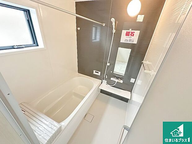 足をゆったり伸ばして寛げる浴槽です。窓が設けられていますので差し込む光が明るく穏やかな雰囲気にしてくれます♪浴室乾燥機も設置しているので、雨の日の洗濯物も安心です♪