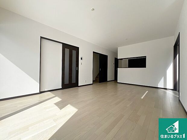 シンプルなリビングは、観葉植物等のインテリアを楽しめますね！パパ好みにも、ママ好みにも家具次第で雰囲気を変えることができます！