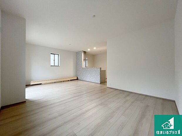 シンプルなリビングは、観葉植物等のインテリアを楽しめますね!パパ好みにも、ママ好みにも家具次第で雰囲気を変えることができます!