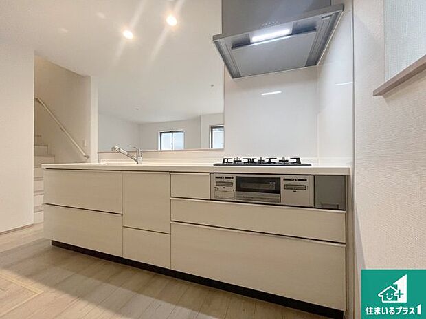 明るいリビングで朝の目覚めもスッキリできそう!対面キッチンでご家族のコミュニケーションも自然と増える設計!小さなお子様が遊ぶスペースを作っても広々とくつろげるLDK!