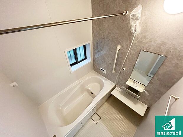 足をゆったり伸ばして寛げる浴槽です。窓が設けられていますので差し込む光が明るく穏やかな雰囲気にしてくれます♪浴室乾燥機も設置しているので、雨の日の洗濯物も安心です♪