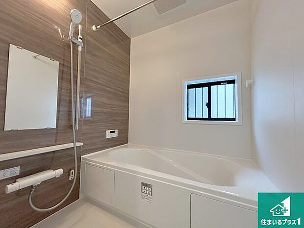 足をゆったり伸ばして寛げる浴槽です。窓が設けられていますので差し込む光が明るく穏やかな雰囲気にしてくれます♪浴室乾燥機も設置しているので、雨の日の洗濯物も安心です♪