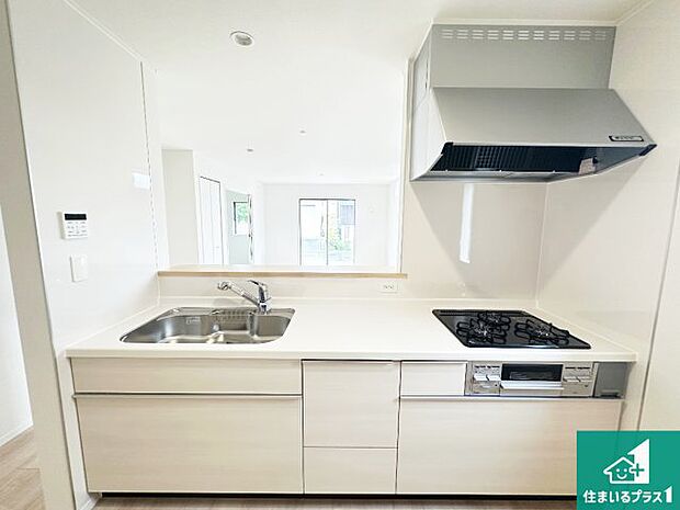 リビングと統一感があり、使い勝手のいいキッチン。広々としているので、二人並んで作業が出来ちゃいます。お子様と一緒に色々なお料理に挑戦できるスペースがあります。