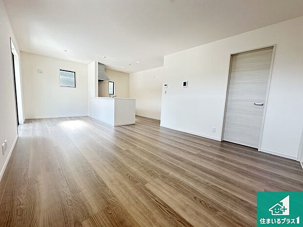 シンプルなリビングは、観葉植物等のインテリアを楽しめますね!パパ好みにも、ママ好みにも家具次第で雰囲気を変えることができます!