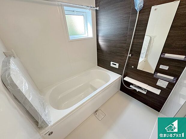 足をゆったり伸ばして寛げる浴槽です。窓が設けられていますので差し込む光が明るく穏やかな雰囲気にしてくれます♪浴室乾燥機も設置しているので、雨の日の洗濯物も安心です♪