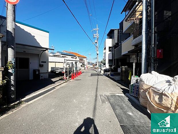 周辺は落ち着いた街並みの住宅地！子育てがしやすい住環境です！まだ未完成ですが、現地でしかわからない事もございます。是非一度ご覧ください。