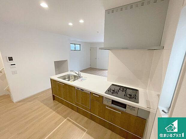 リビングと統一感があり、使い勝手のいいキッチン。広々としているので、二人並んで作業が出来ちゃいます。お子様と一緒に色々なお料理に挑戦できるスペースがあります。