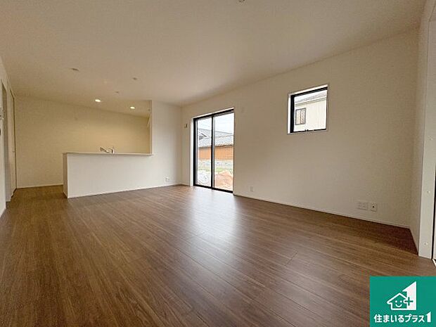 シンプルなリビングは、観葉植物等のインテリアを楽しめますね!パパ好みにも、ママ好みにも家具次第で雰囲気を変えることができます!