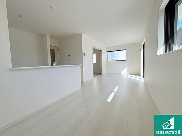 シンプルなリビングは、観葉植物等のインテリアを楽しめますね!パパ好みにも、ママ好みにも家具次第で雰囲気を変えることができます!