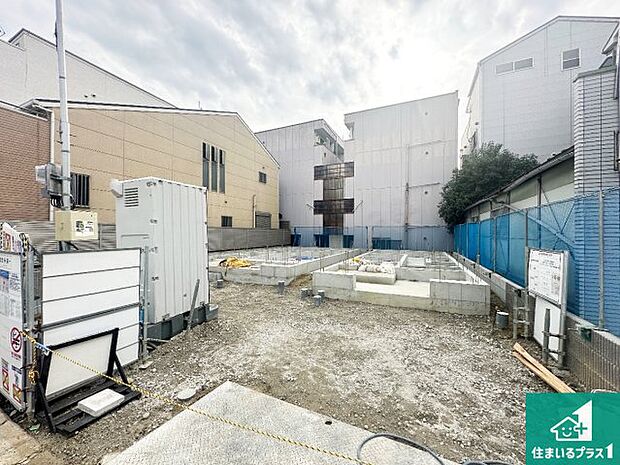 周辺は落ち着いた街並みの住宅地!子育てがしやすい住環境です!まだ未完成ですが、現地でしかわからない事もございます。是非一度ご覧ください。