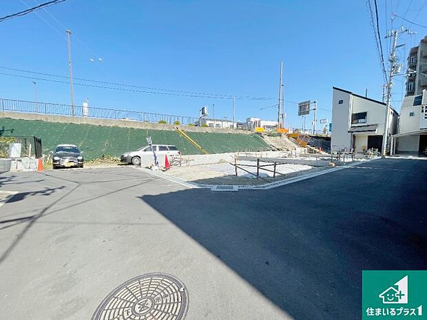 周辺は落ち着いた街並みの住宅地!子育てがしやすい住環境です!まだ未完成ですが、現地でしかわからない事もございます。是非一度ご覧ください。