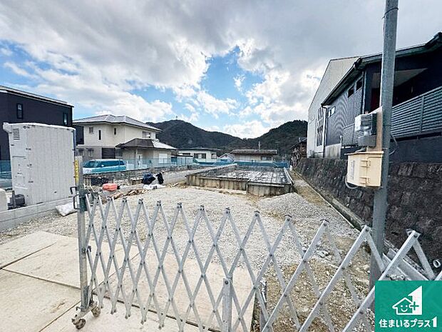 周辺は落ち着いた街並みの住宅地！子育てがしやすい住環境です！まだ未完成ですが、現地でしかわからない事もございます。是非一度ご覧ください。