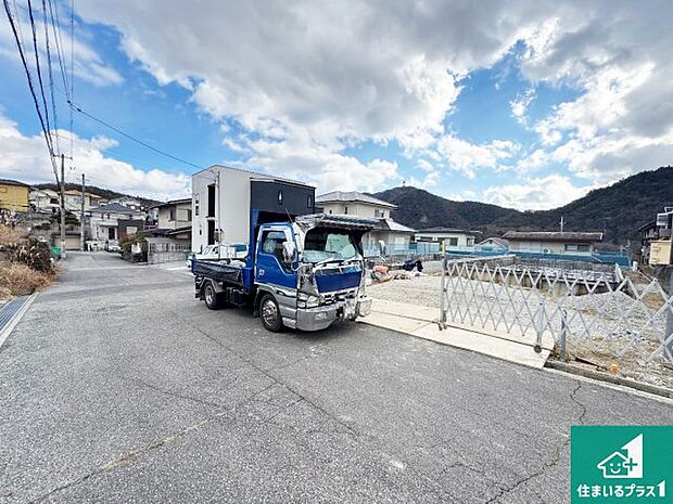 周辺は落ち着いた街並みの住宅地！子育てがしやすい住環境です！まだ未完成ですが、現地でしかわからない事もございます。是非一度ご覧ください。