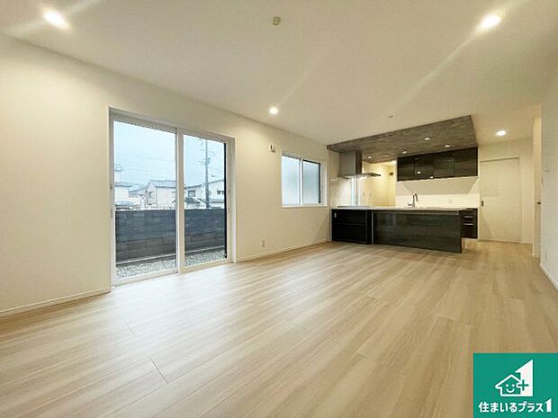 明るいリビングで朝の目覚めもスッキリできそう!対面キッチンでご家族のコミュニケーションも自然と増える設計!小さなお子様が遊ぶスペースを作っても広々とくつろげるLDK!