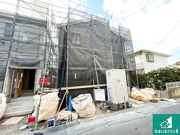周辺は落ち着いた街並みの住宅地!子育てがしやすい住環境です!まだ未完成ですが、現地でしかわからない事もございます。是非一度ご覧ください。