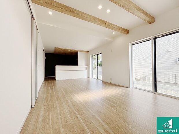 シンプルなリビングは、観葉植物等のインテリアを楽しめますね!パパ好みにも、ママ好みにも家具次第で雰囲気を変えることができます!